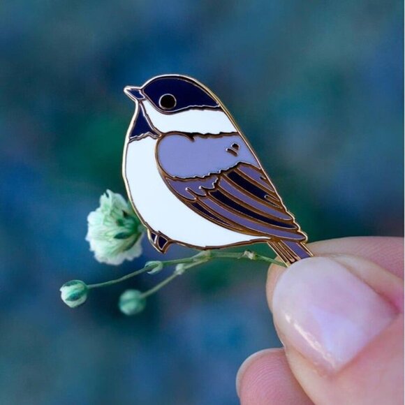 Chickadee Bird Enamel Pin - Gold Plated‎ Nature & Wildlife Jewelry & Brooch - Picture 3 of 3